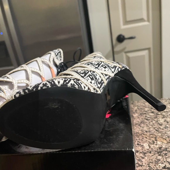 Qupid Black and White Ankle Heel Size 10 - Picture 4 of 5